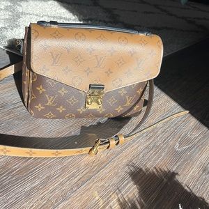 Louis Vuitton Reverse Pochette Metis